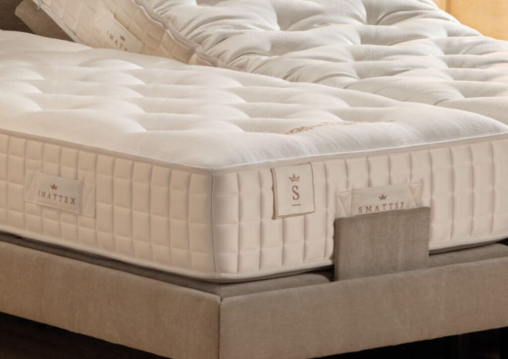 Colchon premium de color blanco sobre una estructura de cama