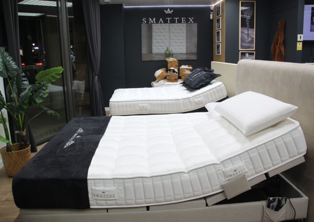 Colchones premium dentro de una tienda con paredes negras