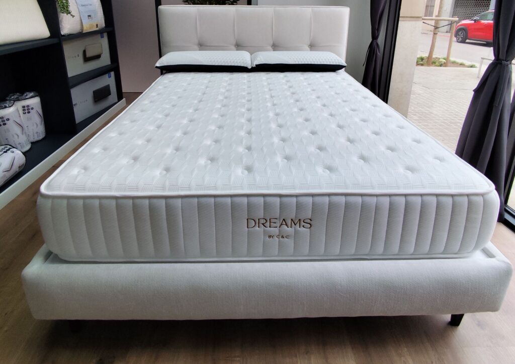 Colchon premium de color blanco sobre una estrutura de cama de color beige